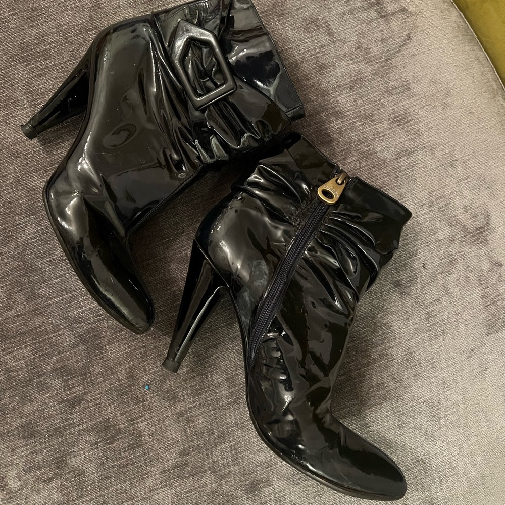 Pretty blue patent leather ankle booties